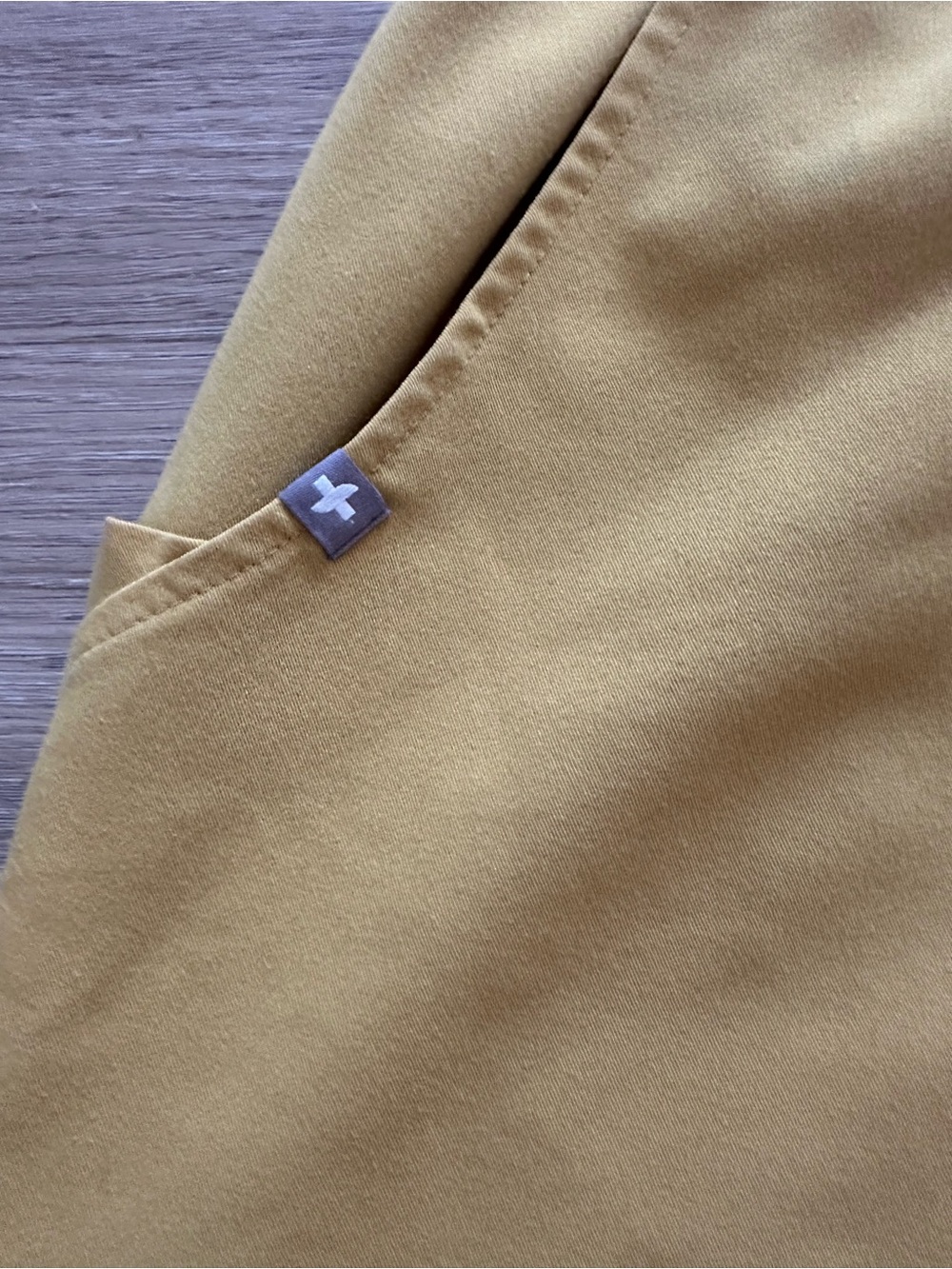 Figs Women’s Yellow Cargo Scrub Joggers with Drawstring Waist Size L - Picture 4 of 5